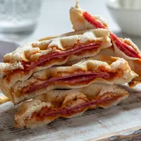Resep pizza waffle./Copyright&nbsp;shutterstock.com/g/shashkina