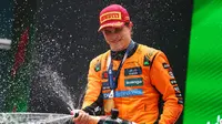Oscar Piastri, pembalap McLaren berselebrasi setelah finis pertama di F1 GP China 2025. (Bola.com/formula1.com)