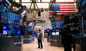 Pedagang bekerja di New York Stock Exchange, New York, 10 Agustus 2022. (AP Photo/Seth Wenig, file)