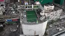 <p>Shibuya memang terkenal dengan persimpangannya yang padat. Namun ada tempat menarik selain Shibuya Crossing, yaitu lapangan futsal yang berada di atap pusat perbelanjaan. (AFP/Toru Yamanaka)</p>