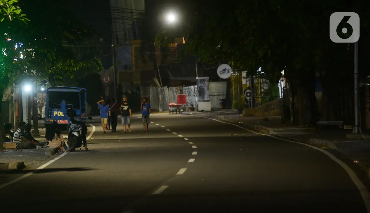 Kondisi lalu lintas pada malam takbiran di kawasan Tebet, Jakarta, Sabtu (23/5/2020). Satgas COVID-19 menutup akses Jalan Tebet Utara tersebut untuk menekan penyebaran COVID-19 dan mengurangi keramaian warga yang ingin berbelanja baju Lebaran pada malam takbiran. (merdeka.com/Imam Buhori)