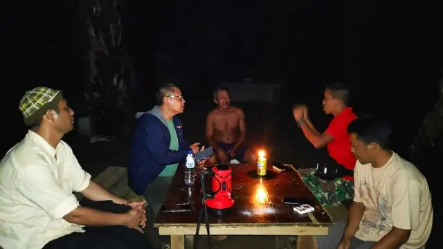 Petugas BBKSDA Riau siaga hingga malam untuk memantau pergerakan gajah liar di Riau.