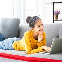 Ilustrasi wanita belanja online/Shutterstock.