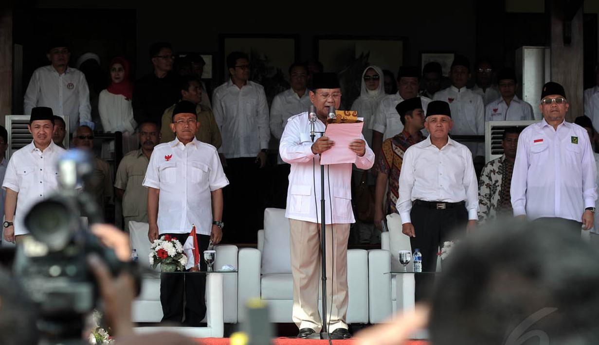 Pada kesempatan ini, Prabowo selaku inspektur upacara membacakan proklamasi yang diikuti para peserta, Bogor, Minggu (17/8/14). (Liputan6.com/Johan Tallo)