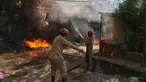 Petugas pemadam kebakaran memadamkan api yang membakar sebuah hotel di New Delhi, India, Rabu 3 Juni 2026. (AP Photo/Manish Swarup)