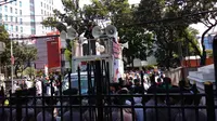 Puluhan masyarakat dari FPI dan Jawara Betawi demo di Balai Kota terkait rencana Pemprov DKI lepas saham PT Delta Djakarta Tbk.