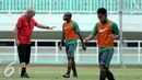 Pelatih Timnas Indonesia, Alfred Riedl (kiri) memberi arahan pada Boaz Salossa saat latihan jelang leg 1 Semifinal Piala AFF 2016 di Stadion Pakansari, Bogor, Rabu (30/11). Laga pertama Semifinal digelar, 3 Desember. (Liputan6.com/Helmi Fithriansyah)