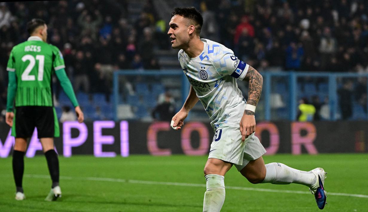 Pemain Inter Milan, Lautaro Martinez merayakan golnya ke gawang Sassuolo dalam laga lanjutan Liga Italia 2025/2026 melawan Inter Milan di Mapei Stadium, Minggu (08/02/2026) waktu setempat. (AFP/Piero Cruciatti)