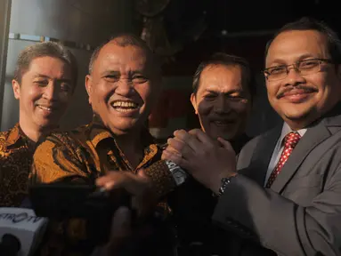 Ketua KPK Agus Rahardjo bersalaman dengan Chief Commissioner Malaysia Anti Corupption Commission Datuk Dzulkifli Bin Ahmad usai melakukan pertemuan di gedung KPK, Jakarta, Rabu (26/7). (Liputan6.com/Helmi Afandi)