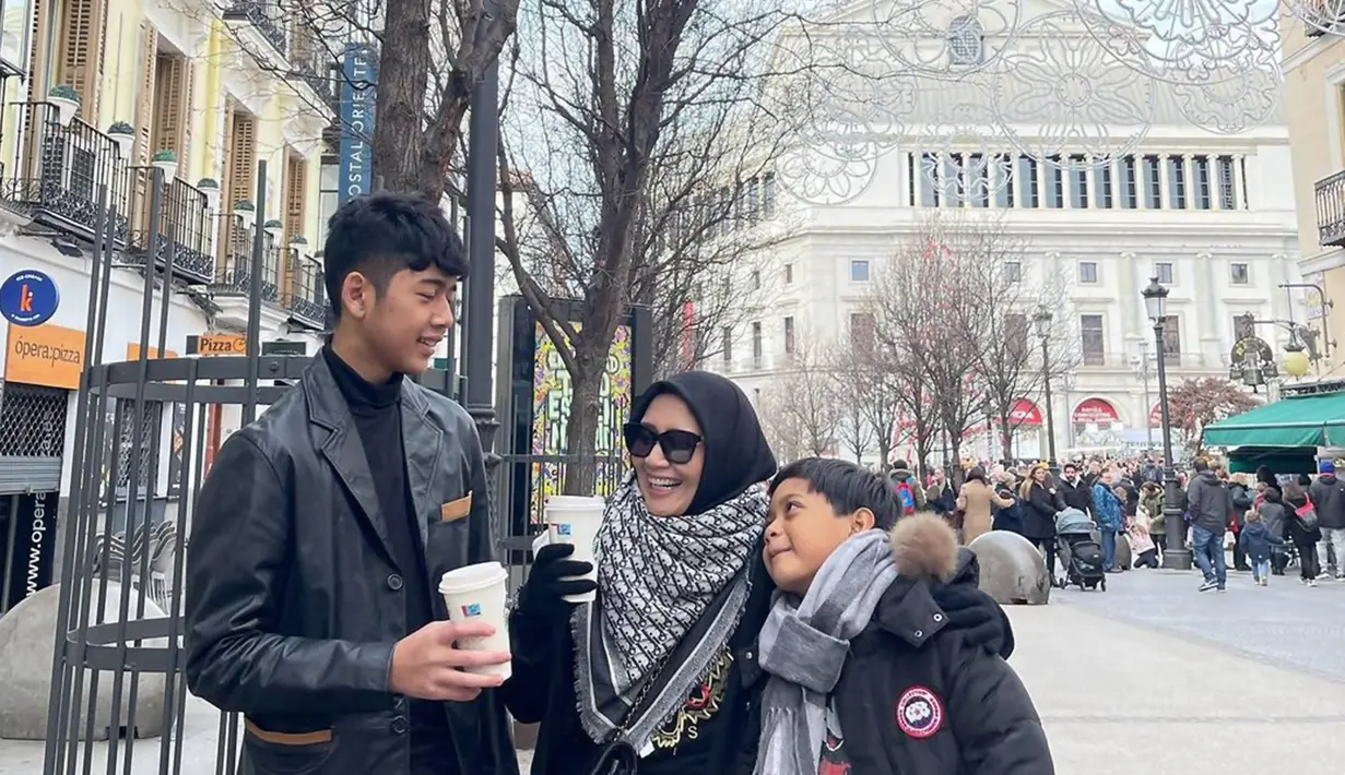 Jalani beberapa kali liburan ke luar negeri, kedua buah hatinya pun tidak lupa untuk diajak. Dalam mengabadikan momen setiap liburannya, istri dari Sahrul Gunawan ini kerap abadikan momen kebersamaannya bersama anak di setiap tempat ikonik. (Liputan6.com/IG/@dine.pearl)