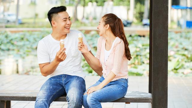 couple bahagia romantis