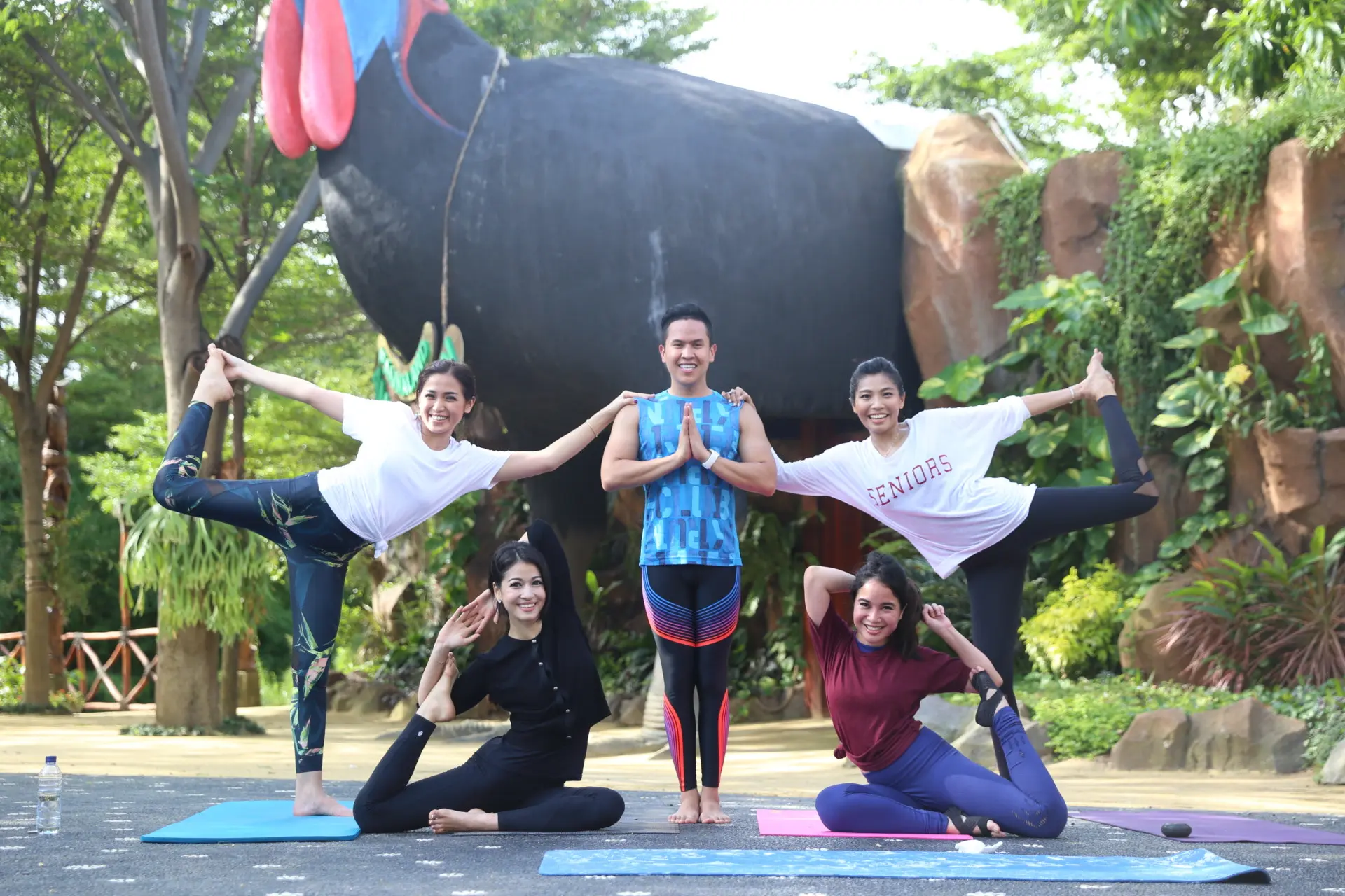"Memang kita nggak show it. Akhirnya kita dibilang yang hura-hura saja, makan-makan enak saja, sebenarnya nggak kayak gitu," tutur Chacha saat ditemui di di kawasan Ancol, Jakarta Utara, Kamis (6/4/2017). (Adrian Putra/Bintang.com)