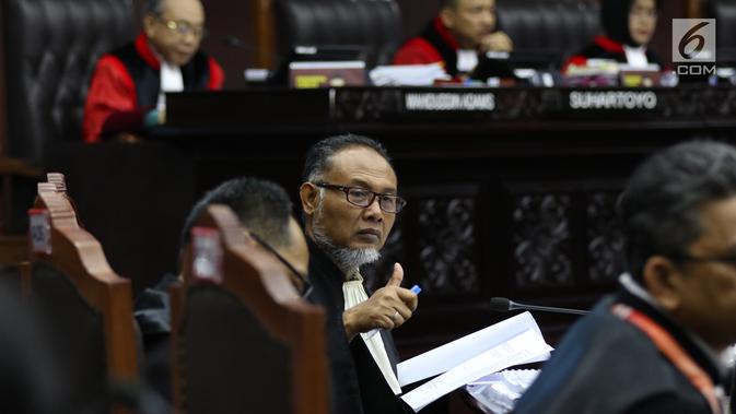 Ketua tim hukum Prabowo-Sandiaga, Bambang Widjojanto mengacungi jempol di sela sidang perdana sengketa Pilpres 2019 di Mahkamah Konstitusi, Jumat (14/6/2019). Sidang itu memiliki agenda pembacaan materi gugatan dari pemohon, yaitu paslon 02 Prabowo Subianto-Sandiaga Uno. (Lputan6.com/Johan Tallo)