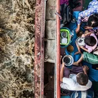 Makan siang di perahu, Myanmar. (Berta/Photocrowd.com)