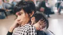 Pada salah satu postingan foto, Tria The Changcuters tampak menggendong anaknya yang sedang tertidur pulas. (Foto: instagram.com/dhaturembulan)