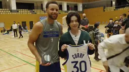 Stephen Curry dan Suga BTS. (Foto: Tangkapan Layar YouTube/ Golden State Warriors)