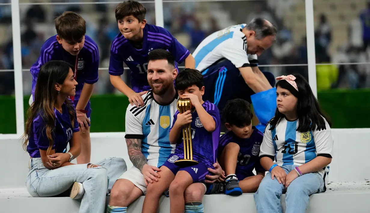 Pemain Argentina Lionel Messi bersama keluarganya merayakan kemenangan atas Prancis pada pertandingan sepak bola final Piala Dunia 2022 di Stadion Lusail, Lusail, Qatar, 18 Desember 2022. Argentina menang 4-2 atas Prancis melalui drama adu penalti setelah pertandingan berakhir imbang 3-3. (AP Photo/Manu Fernandez)