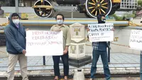 Sejumlah jurnalis tengah menggelar aksi solidaritas terhadap jurnalis Tempo Nurhadi, di Jalan Asia-Afrika, Kota Bandung, Sabtu (3/4/2021). (Foto: Liputan6.com/Dikdik Ripaldi)