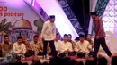 Presiden Jokowi (kanan) usai berbicara dihadapan anak yatim piatu disaksikan Wapres Jusuf Kalla saat buka bersama yang diselenggarakan oleh anggota Himpunan Bank-Bank Negara (Himbara) di Jakarta Convention Centre, Kamis (2/7). (Liputan6.com/Faizal Fanani)