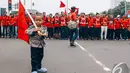 Seorang bocah memegang bendera ikut aksi menolak kenaikan harga BBM di depan Istana Merdeka, Jakarta, Selasa (11/11/2014)(Liputan6.com/Faizal Fanani)