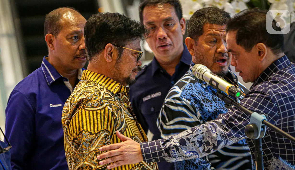 Syahrul terlihat sedikit menahan emosi ketika melakukan jumpa pers. Dalam jumpa pers itu dia menyampaikan perjalanan dinas ke Roma, Italia, dan Spanyol dilakukan atas nama negara dan buat kepentingan rakyat. (Liputan6.com/Faizal Fanani)