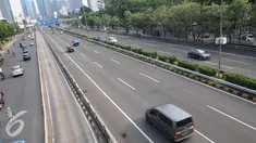 Sejumlah ruas jalan di Jakarta tampak lengang saat unjuk rasa besar-besaran terjadi di Jakarta, Jumat, (4/11). Aksi Damai 4 November ini terkait dugaan penistaan agama oleh Basuki `Ahok` Tjahaja Purnama. (Liputan6.com/Helmi Afandi) 