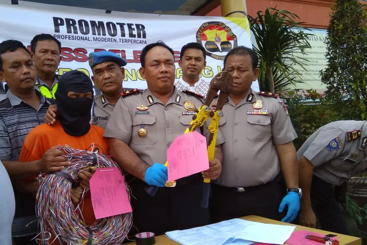 Polisi merilis penangkapan pencurian kabel yang rugikan Telkom puluhan juta (Liputan6.com/Pramita Tristiawati)
