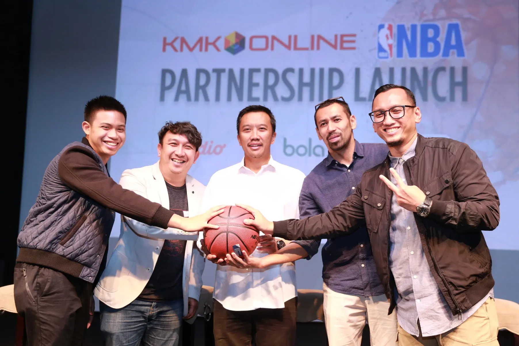Presenter Augie Fantinus berharap dengan adanya penayangan bola basket Amerika Serikat, NBA di televisi Tanah Air, bisa berdampak positif dengan perkembangan basket di Indonesia. (Adrian Putra/Bintang.com)