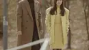 Hyun Bin mengenakan coat blazer cokelatbdipadukan turtle nech dan celana hitam, dan Son Ye Jin tampil serba kuning dengan blazer, turtle neck, dan skirt dalam drama yang membuat benih-benih cinta berkembang yaitu, CLOY.