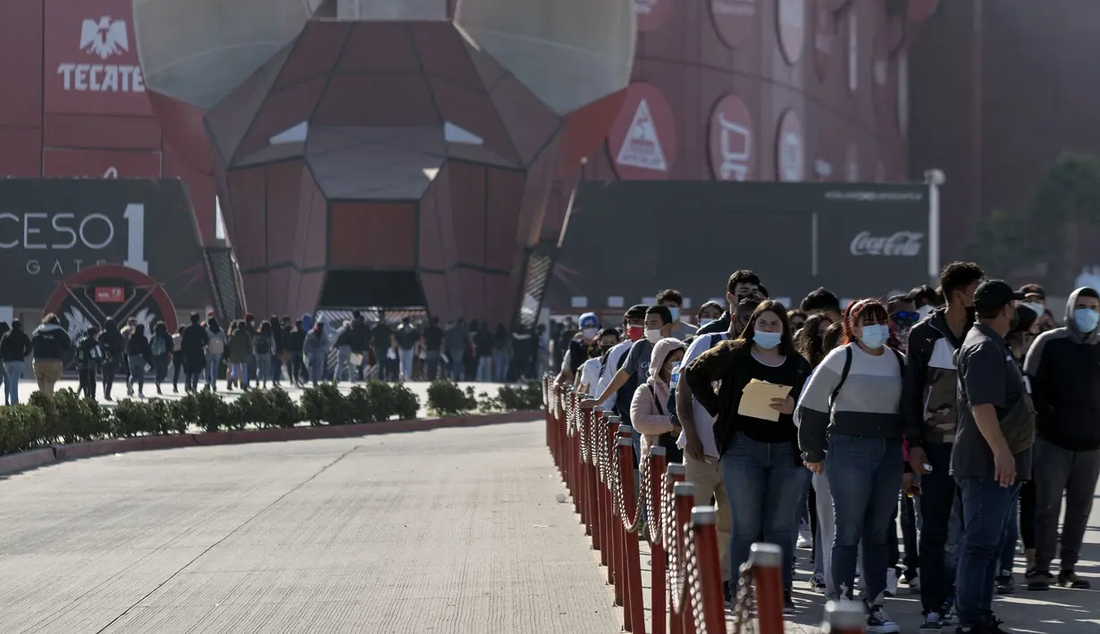 Anak-anak usai divaksin COVID-19 dalam program vaksinasi untuk anak-anak berusia 15 hingga 17 tahun di Stadion Caliente, Tijuana, Baja California, Meksiko, 24 November 2021. Meksiko bersiap menghadapi gelombang keempat infeksi virus corona COVID-19. (Guillermo Arias/AFP)