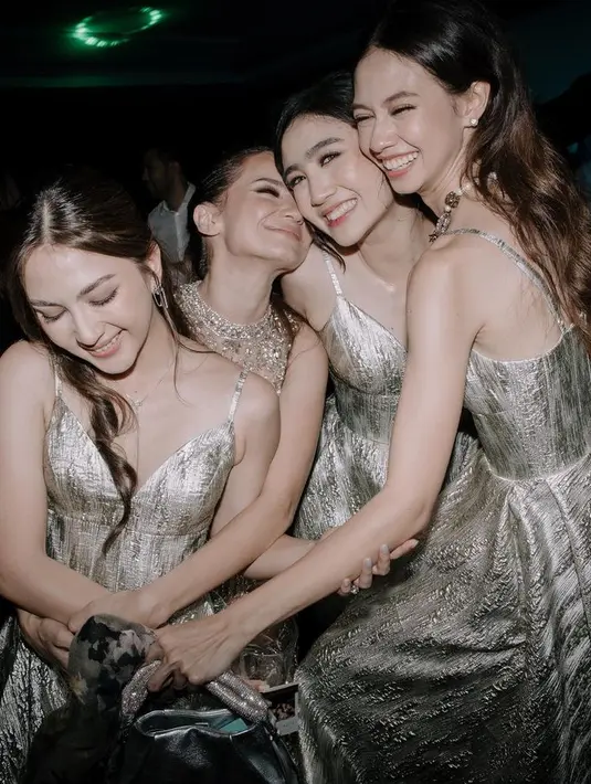Jessica Mila, Febby Rastanty, dan Yuki Kato memilih gaun bridesmaid dengan model yang sama. [Foto: Instagram @febbyrastanty]