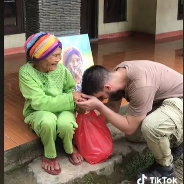 Fotografer Prancis Ajak Seorang Nenek Jadi Model Pemotetan di Bogor
