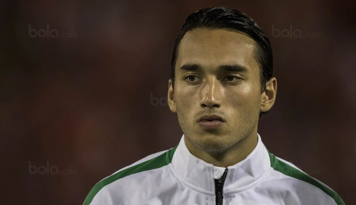Striker Timnas Indonesia, Ezra Walian, tampak tegang sebelum melawan Vietnam pada laga SEA Games di Stadion MPS, Selangor,Selasa (22/8/2017). Kedua negara bermain imbang 0-0. (Bola.com/Vitalis Yogi Trisna)