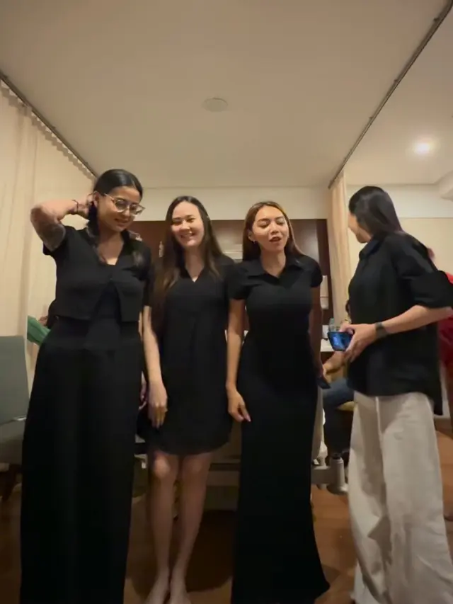 Begitu melihat teman-temannya masuk ke kamar perawatannya dengan outfit hitam-hitam, Keanu langsung bereaksi dengan ekspresi kaget.