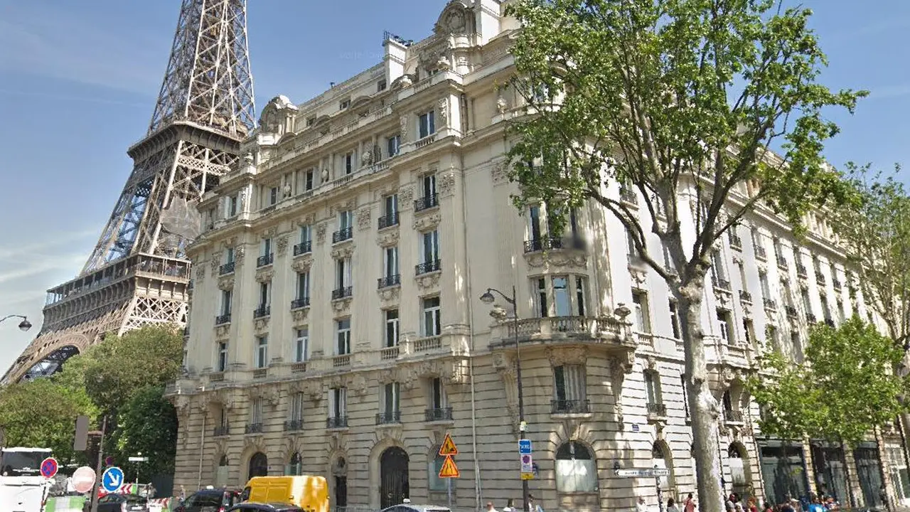 Mansion di sebelah Menara Eiffel.