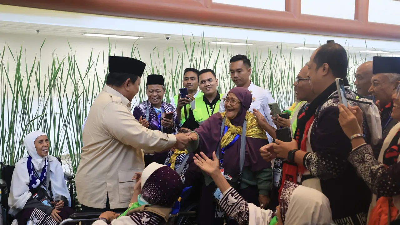 Presiden Prabowo Subianto menyapa para jemaah haji yang akan berangkat ke Tanah Suci di Terminal 2F, Bandara Soekarno-Hatta, Minggu (4/5/2025). (Foto: Dokumen Gerindra)