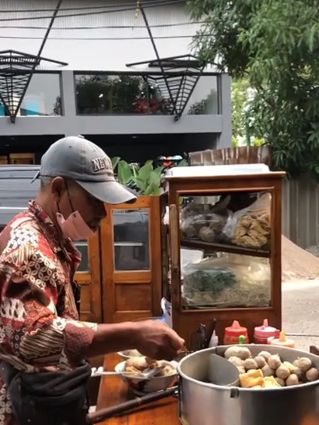 Penjual bakso tunggangi Piaggio Liberty (TikTok/@arsadndr)