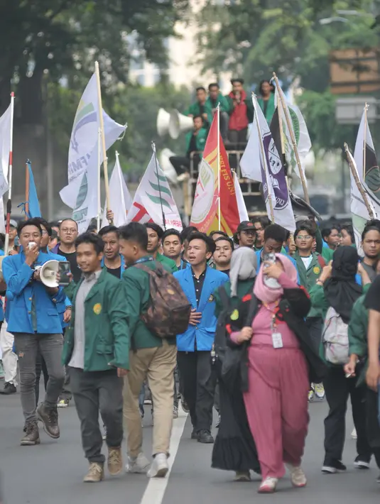 Mereka menuntut kepada DPR  menolak laporan pertanggung jawaban Presiden Jokowi yang berlangsung di Gedung DPR. (merdeka.com/Imam Buhori)