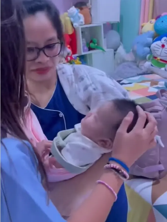 Potret Mikhayla mengusap kepala Baby Zica (Sumber: Instagram/ramadhaniabakrie.fansupdate)