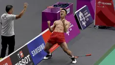 Selebrasi pebulu tangkis Indonesia Jonatan Christie usai menundukkan wakil Jepang Kenta Nishimoto di semifinal Asian Games 2018, Jakarta, Senin (27/8). Selebrasi Jonatan membuat heboh penonton dan warganet. (ANTARA FOTO/INASGOC/Puspa Perwitasari/tom/18)