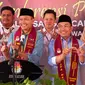 Bakal pasangan calon Wali Kota dan Wakil Wali Kota Malang, Wahyu Hidayat dan Ali Muthohirin (tengah) usai mendaftar di KPU, Rabu, 28 Agustus 2024 (Liputan6.com/Zainul Arifin)&nbsp;