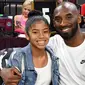 Mantan pebasket LA Lakers, Kobe Bryant, bersama putrinya Gianna menyaksikan laga WNBA di Mandalay Bay, Las Vegas, Sabtu (27/7/2019). (AFP/Ethan Miller)