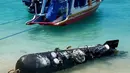 Benda tersebut diduga kuat merupakan perangkat teknologi survei bawah air (drone bawah laut/UUV), bukan senjata aktif. Tampak dalam foto yang diambil pada 6 April 2026 menunjukkan sebuah objek mirip torpedo dengan panjang 3,7 meter dan lebar 65 sentimeter, yang ditemukan oleh seorang nelayan di dekat Selat Lombok setelah terseret ke pantai di Gili Trawangan, Nusa Tenggara Barat. (Foto oleh AFP)
