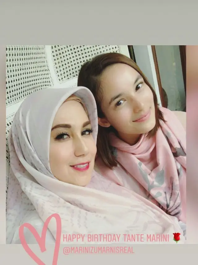 [Bintang] Chelsea Islan dan Marini Zumarnis