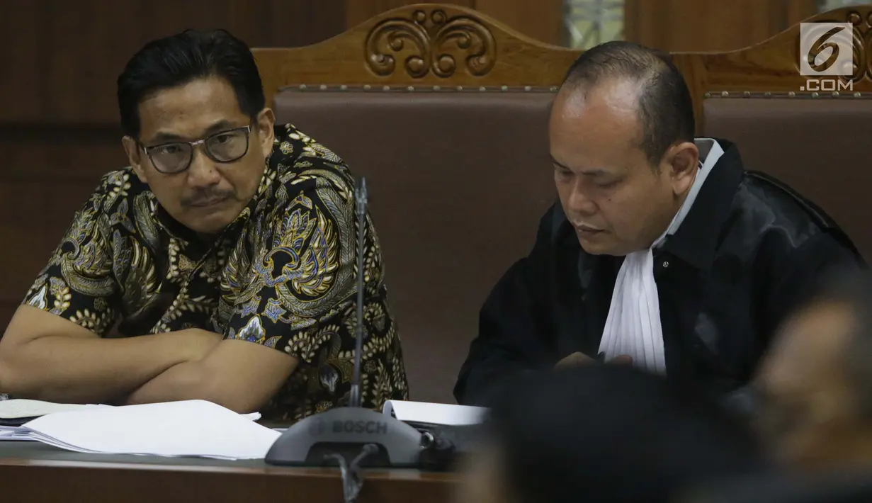 Terdakwa dugaan suap/gratifikasi terkait kerja sama jasa pelayaran yang juga anggota komisi VI DPR RI, Bowo Sidik Pangarso menyimak keterangan saksi saat sidang lanjutan di Pengadilan Tipikor, Jakarta, Rabu (28/8/2019). Sidang mendengar keterangan saksi. (Liputan6.com/Helmi Fithriansyah)