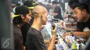 Pengunjung bertanya saat Vape Fair 2016 di Ecovention Hall Ancol, Jakarta, Minggu (27/11). Vape menjadi alternatif mengganti rokok konvensional menjadi rokok elektrik.(Liputan6.com/Faizal Fanani)