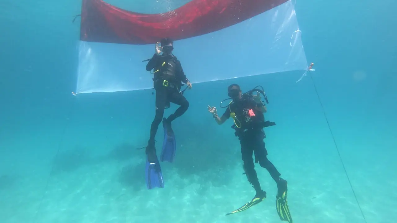 Pangkalan TNI Angkatan Laut (AL) Tarempa mengibarkan bendera merah putih di dasar laut perbatasan NKRI