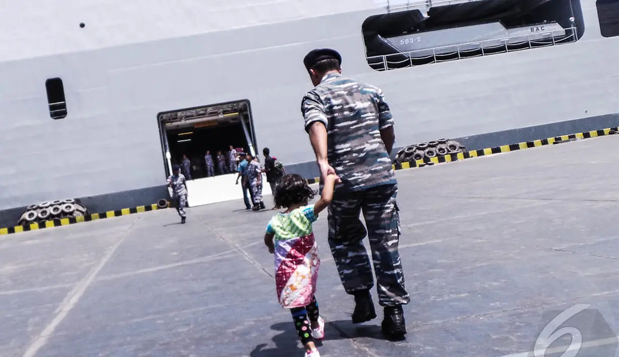 Anggota Marinir melepas kerinduan dengan anak-anak mereka dengan mengajaknya ke dalam kapal. Hampir satu bulan lebih para Marinir ini meninggalkankan keluarganya, Jakarta, Selasa (2/9/2014) (Liputan6.com/Faizal Fanani)