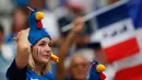 Suporter wanita timnas Prancis terlihat serius menyaksikan timnya melawan Rumania di ajang kualifikasi grup A Piala Eropa 2016 di stadion Stade de France, Saint-Denis, Paris, Prancis (10/6). (REUTERS/John Sibley)
