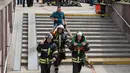 Beberapa tim penyelamat langsung diterjunkan untuk mengevakuasi korban tergelincirnya kereta bawah tanah di sebuah terowongan antara Park Pobedy dan stasiun Slavyansky Bulvar, Moskow, (15/7/2014). (AFP PHOTO/Dmitry Serebryakov)